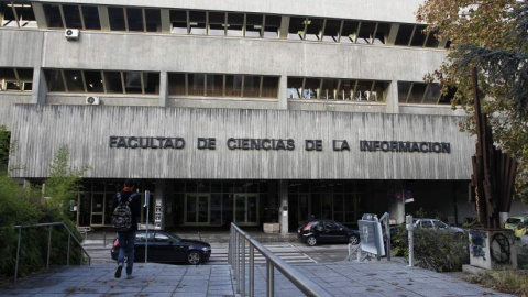 Entrada de la Facultad de Ciencias de la Información, de la Universidad Complutense de Madrid. Entrada de la Facultad de Ciencias de la Información, de la Universidad Complutense de Madrid.
