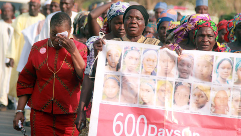 Familiares protestan bajo el lema "Bring Back Our Girls" (Devuelve a nuestras niñas) pidiendo que se encuentren a las niñas secuestradas por el grupo terrorista Boko Haram en Chibok en abril de 2014./AFP