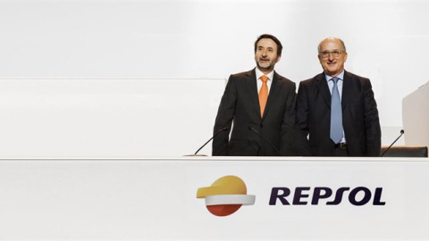 El consejero delegado de Repsol, Josu Jon Imaz (i), y el presidente de la petrolera, Antonio Brufau (d), en la junta de accionistas de la compañía. E.P. El consejero delegado de Repsol, Josu Jon Imaz (i), y el presidente de la petrolera, Antonio Brufau (d), en la junta de accionistas de la compañía. E.P.