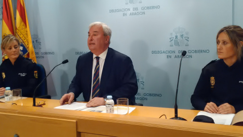 El delegado del Gobierno en Aragón, Gustavo Alcalde, comparece ante los medios para aclarar sus declaraciones sobre el asesinato machista del lunes en Zaragoza./ E.B. El delegado del Gobierno en Aragón, Gustavo Alcalde, comparece ante los medios para aclarar sus declaraciones sobre el asesinato machista del lunes en Zaragoza./ E.B.