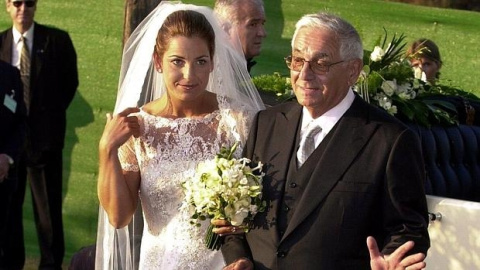 La extenista española Arantxa Sanchez Vicario, es acompañada al altar por su padre Emilio Sanchez (d), durante la ceremonia de su boda con el periodista Joan Vehíls, en el año 2000. EFE/Archivo La extenista española Arantxa Sanchez Vicario, es acompañada al altar por su padre Emilio Sanchez (d), durante la ceremonia de su boda con el periodista Joan Vehíls, en el año 2000. EFE/Archivo