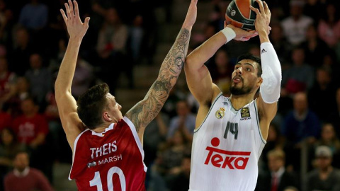 Ayón (d) intenta un lanzamiento en un momento del partido. EFE/Daniel Karmann Ayón (d) intenta un lanzamiento en un momento del partido. EFE/Daniel Karmann