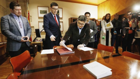 El presidente de Les Corts, Enric Morera, le entrega el escrito de la exalcaldesa, Rita Barberá, al diputado socialista Alfred Boix, presidente de la comisión de Coordinación. EFE/Kai Försterling El presidente de Les Corts, Enric Morera, le entrega el escrito de la exalcaldesa, Rita Barberá, al diputado socialista Alfred Boix, presidente de la comisión de Coordinación. EFE/Kai Försterling
