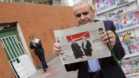 Un hombre sostiene un periódico iraní con una imagen del presidente Rohaní y del expresidente Rafsanjani bajo el título: "Decisiva victoria de los reformistas". - EFE Un hombre sostiene un periódico iraní con una imagen del presidente Rohaní y del expresidente Rafsanjani bajo el título: "Decisiva victoria de los reformistas". - EFE