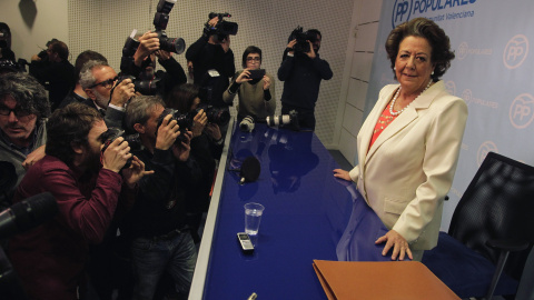 La senadora del PP y exalcaldesa de Valenciam, Rita Barbera, antes de iniciar su comparecencia ante la prensa. REUTERS/Heino Kalis La senadora del PP y exalcaldesa de Valenciam, Rita Barbera, antes de iniciar su comparecencia ante la prensa. REUTERS/Heino Kalis