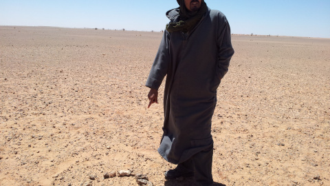 Un ex soldado del Polisario señala una mina antipersona en las cercanías del muro levantado por Marruecos. Un ex soldado del Polisario señala una mina antipersona en las cercanías del muro levantado por Marruecos.