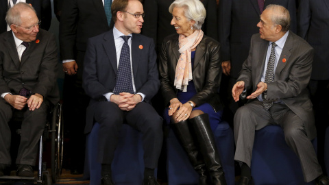 El ministro de Finanzas alemán, Wolfgang Schaeuble, y el presidente del Bundesbank, Jens Weidmann, conversan con la direcroa gerente del FMI, Christine Lagarde, y el secretario general de la OCDE, Angel Gurria, antes de posar para la foto d El ministro de Finanzas alemán, Wolfgang Schaeuble, y el presidente del Bundesbank, Jens Weidmann, conversan con la direcroa gerente del FMI, Christine Lagarde, y el secretario general de la OCDE, Angel Gurria, antes de posar para la foto d