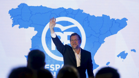 El presidente del Gobierno en funciones y presidente del PP, Mariano Rajoy, saluda en un acto del partido en Barcelona el pasado noviembre para la presentación de sus candidatos en las pasadas elecciones generales. REUTERS/Albert Gea