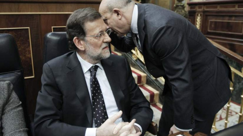 Mariano Rajoy escucha una confidencia del entonces ministro de Educación, José Ignacio Wert, en un debate de Presupuestos en el Congreso de los Diputados. EFE Mariano Rajoy escucha una confidencia del entonces ministro de Educación, José Ignacio Wert, en un debate de Presupuestos en el Congreso de los Diputados. EFE