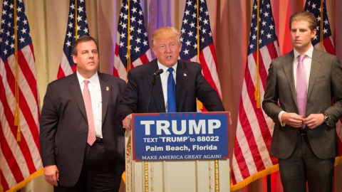 El precandidato a la presidencia de EEUU Donald Trump pronuncia un discurso junto a su hijo Eric Trump (derecha) y el gobernador de New Jersey Chris Christie (izquierda) durante un acto de campaña parte del 'supermartes'./ EFE El precandidato a la presidencia de EEUU Donald Trump pronuncia un discurso junto a su hijo Eric Trump (derecha) y el gobernador de New Jersey Chris Christie (izquierda) durante un acto de campaña parte del 'supermartes'./ EFE