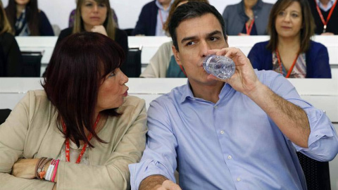 El secaretario general del PSOE, Pedro Sánchez y la presidenta, Micaela Navarro, durante el Comité Federal extraordinario que ha celebrado el PSOE. / EFE El secaretario general del PSOE, Pedro Sánchez y la presidenta, Micaela Navarro, durante el Comité Federal extraordinario que ha celebrado el PSOE. / EFE