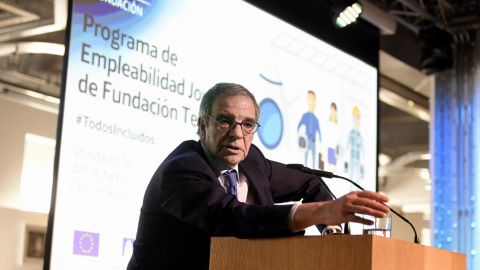 El presidente de Telefónica, César Alierta, durante la presentación hoy de las nuevas "Lanzaderas de empleo" de la Fundación Telefónica. EFE/Fernando Villar El presidente de Telefónica, César Alierta, durante la presentación hoy de las nuevas "Lanzaderas de empleo" de la Fundación Telefónica. EFE/Fernando Villar