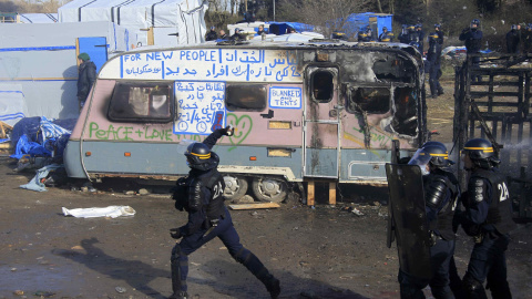 Los antidisturbios franceses durante el desmantelamiento parcial de la Jungla de Calais. REUTERS/Pascal Rossignol Los antidisturbios franceses durante el desmantelamiento parcial de la Jungla de Calais. REUTERS/Pascal Rossignol