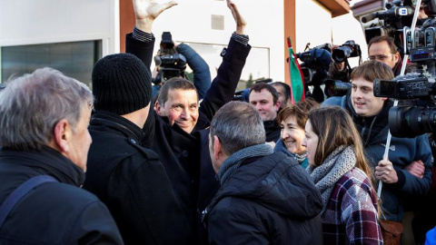 El exdirigente de la izquierda abertzale Arnaldo Otegi, levanta los brazos a su salida del centro penitenciario de Logroño. EFE El exdirigente de la izquierda abertzale Arnaldo Otegi, levanta los brazos a su salida del centro penitenciario de Logroño. EFE