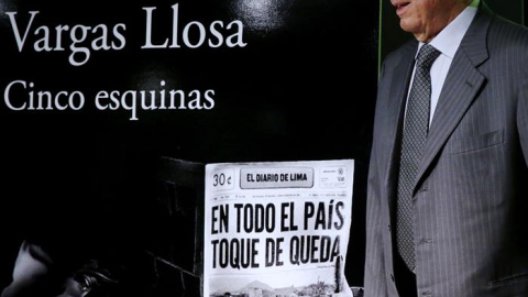 El escritor peruano Mario Vargas Llosa durante la presentación, hoy en Madrid, de su última novela, "Cinco Esquinas", un descarnado retrato del Perú de Fujimori, que es también un apasionado alegato a favor de la libertad de prensa. EFE/Ser