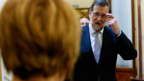 El presidente del Gobierno en funciones, Mariano Rajoy, en los pasillos del Congreso de los Diputados, donde hoy se celebra la segunda jornada del debate de investidura del secretario general del PSOE, Pedro Sánchez. EFE/Zipi