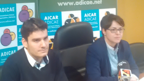 La vicepresidenta de Aicar-Adicae en Aragón, Ana Solanas, con Eduardo Pastor, técnico de la organización. La vicepresidenta de Aicar-Adicae en Aragón, Ana Solanas, con Eduardo Pastor, técnico de la organización.