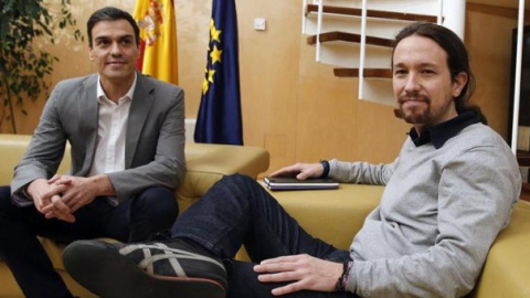 El líder del PSOE, Pedro Sánchez, en una reunión con el secretario general de Podemos, Pablo Iglesias. EFE El líder del PSOE, Pedro Sánchez, en una reunión con el secretario general de Podemos, Pablo Iglesias. EFE