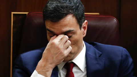 Pedro Sánchez en su escaño durante la sesión de la tarde. EFE/Javier Lizón