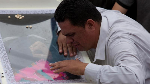 Gustavo Cáceres llora sobre el féretro de su hermana la la defensora de derechos humanos y del ambiente Berta Cáceres durante su sepelio en la ciudad de La Esperanza (Honduras), donde ella nació e inició su lucha por la defensa de los recur
