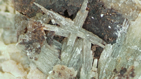 La otoíta, hallada en el monte Otto (California, EE UU) contiene teluro, un elemento muy raro, y es difícil de encontrar porque sus cristales son muy pequeños.