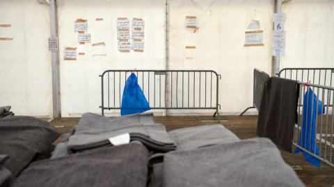 Interior de una de las tiendas del campo de refugiados de Dobova, en Eslovenia./ AFP