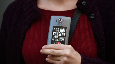 Una mujer sostiene su teléfono con una pegatina en la que se puede leer "No consiento la inspección de este móvil" durante una manifestación en apoyo a Apple en San Francisco. EFE Una mujer sostiene su teléfono con una pegatina en la que se puede leer "No consiento la inspección de este móvil" durante una manifestación en apoyo a Apple en San Francisco. EFE