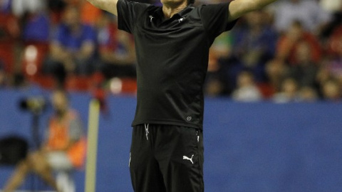 José Luis Mendilibar da instrucciones a sus jugadores desde la banda en un partido. /AFP José Luis Mendilibar da instrucciones a sus jugadores desde la banda en un partido. /AFP