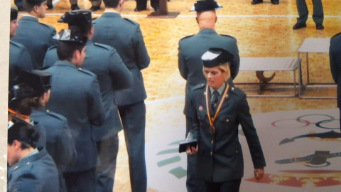 La agente Vanesa Fraga, en una entrega de medallas tras un campeonato de judo. PÚBLICO La agente Vanesa Fraga, en una entrega de medallas tras un campeonato de judo. PÚBLICO
