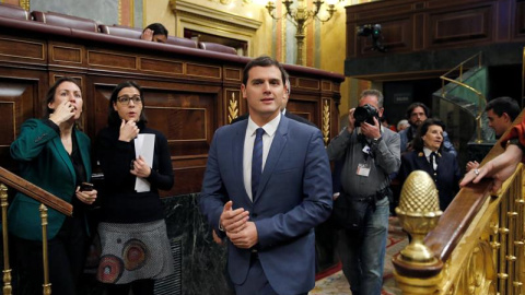 El presidente de Ciudadanos, Albert Rivera, a su llegada hoy al Congreso de los Diputados para la sesión plenaria en la que se celebra la segunda votación de su investidura, tras la primera realizada el pasado miércoles. EFE/Ballesteros El presidente de Ciudadanos, Albert Rivera, a su llegada hoy al Congreso de los Diputados para la sesión plenaria en la que se celebra la segunda votación de su investidura, tras la primera realizada el pasado miércoles. EFE/Ballesteros