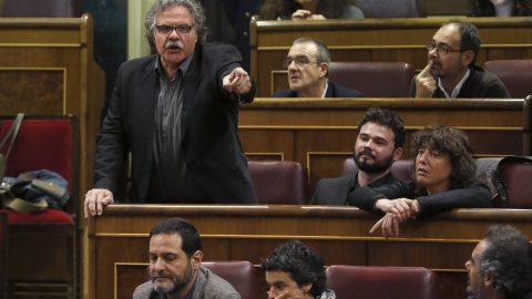 El portavoz parlamentario de ERC, Joan Tardà, interviene desde su escaño. EFE/Ballesteros