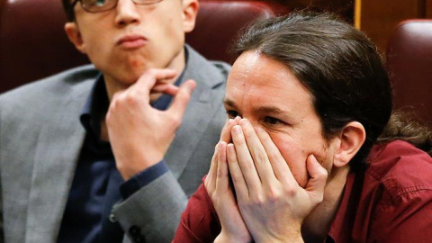 El líder de Podemos, Pablo Iglesias (d), y el portavoz parlamentario, Íñigo Errejón (i), durante la sesión plenaria en la que se celebra la segunda votación de la investidura del candidato socialista, Pedro Sánchez. EFE/Ballesteros El líder de Podemos, Pablo Iglesias (d), y el portavoz parlamentario, Íñigo Errejón (i), durante la sesión plenaria en la que se celebra la segunda votación de la investidura del candidato socialista, Pedro Sánchez. EFE/Ballesteros