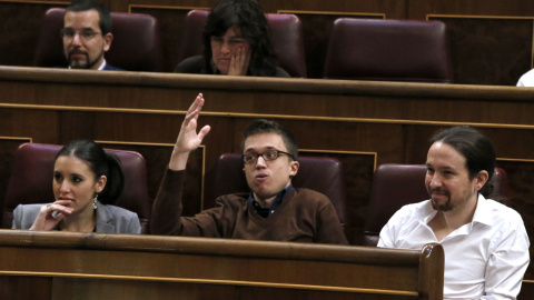 El líder de Podemos, Pablo Iglesias (d), junto a los diputados de Podemos Iñigo Errejón (c) e Irene María Montero. EFE/Zipi El líder de Podemos, Pablo Iglesias (d), junto a los diputados de Podemos Iñigo Errejón (c) e Irene María Montero. EFE/Zipi