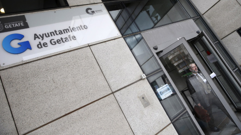 Agentes de la Policía Nacional registran dependencias del Ayuntamiento de Getafe, así como varios domicilios sociales y particulares de Madrid, por orden del magistrado del Juzgado de Primera Instancia e Instrucción número 4 de Getafe, que Agentes de la Policía Nacional registran dependencias del Ayuntamiento de Getafe, así como varios domicilios sociales y particulares de Madrid, por orden del magistrado del Juzgado de Primera Instancia e Instrucción número 4 de Getafe, que