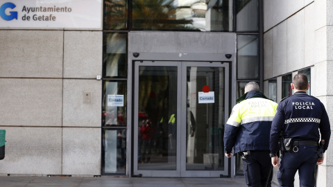 Agentes de la Policía Nacional registran dependencias del Ayuntamiento de Getafe, así como varios domicilios sociales y particulares de Madrid, por orden del magistrado del Juzgado de Primera Instancia e Instrucción número 4 de Getafe, que Agentes de la Policía Nacional registran dependencias del Ayuntamiento de Getafe, así como varios domicilios sociales y particulares de Madrid, por orden del magistrado del Juzgado de Primera Instancia e Instrucción número 4 de Getafe, que