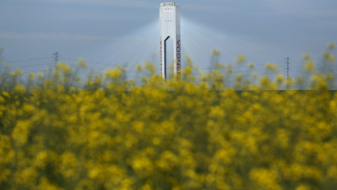 Torre de Abengoa en su planta solar Solucar, en Sanlucar la Mayor, cerca de Sevilla. REUTERS Torre de Abengoa en su planta solar Solucar, en Sanlucar la Mayor, cerca de Sevilla. REUTERS