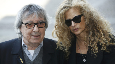 Bill Wyman junto a su esposa, Suzanne Accosta.