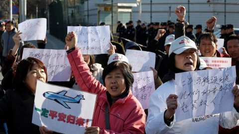 Familiares de los pasajeros del MH370 protestan a las puertas del templo Yonghegong Lama en Pekín. - EFE Familiares de los pasajeros del MH370 protestan a las puertas del templo Yonghegong Lama en Pekín. - EFE