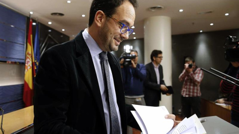 El portavoz del Partido Socialista Obrero Español (PSOE), Antonio Hernando, durante su comparecencia en la rueda de prensa tras la junta de portavoces. EFE/Paco Campos El portavoz del Partido Socialista Obrero Español (PSOE), Antonio Hernando, durante su comparecencia en la rueda de prensa tras la junta de portavoces. EFE/Paco Campos