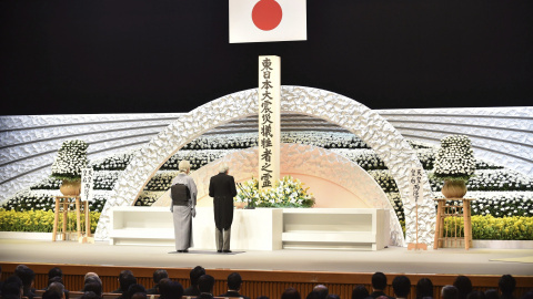El emperador Akihito de Japón y la emperatriz Michiko presentan sus respetos ante un altar en memoria de las víctimas del terremoto y posterior tsunami de 2011, durante una ceremonia oficial celebrada en el Teatro Nacional de Tokio. EFE/Kaz El emperador Akihito de Japón y la emperatriz Michiko presentan sus respetos ante un altar en memoria de las víctimas del terremoto y posterior tsunami de 2011, durante una ceremonia oficial celebrada en el Teatro Nacional de Tokio. EFE/Kaz