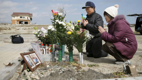 Tsuyoshi Yoshida y su esposa Seiko rezar por su hija Miki, que murió opr el tsunami de mazo de 2011 en la ciudad de Namie, en la prefectura de Fukushima. REUTERS/Kyodo Tsuyoshi Yoshida y su esposa Seiko rezar por su hija Miki, que murió opr el tsunami de mazo de 2011 en la ciudad de Namie, en la prefectura de Fukushima. REUTERS/Kyodo