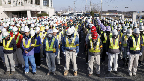 Trabajadores de la descontaminacion de la zona de Fukushima guardan un minuto de silencio en la ceremonia en recuerdo de las víctmas del tsunami de marzo de 2011. REUTERS/Kyodo Trabajadores de la descontaminacion de la zona de Fukushima guardan un minuto de silencio en la ceremonia en recuerdo de las víctmas del tsunami de marzo de 2011. REUTERS/Kyodo