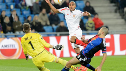 El jugador del Sevilla FC Steven N'Zonzi (c) lucha por el balón con el guardameta Tomas Vaclik (d) y con Walter Samuel, del FC Basilea. /EFE El jugador del Sevilla FC Steven N'Zonzi (c) lucha por el balón con el guardameta Tomas Vaclik (d) y con Walter Samuel, del FC Basilea. /EFE