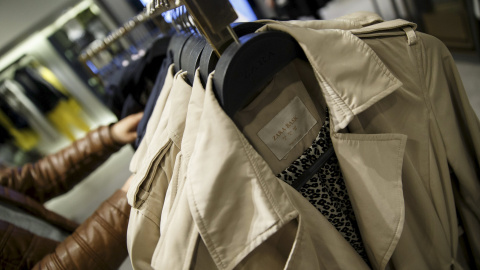 Una mujer mira unas prendas en una tienda de Zara en el centro de Madrid. REUTERS/Andrea Comas Una mujer mira unas prendas en una tienda de Zara en el centro de Madrid. REUTERS/Andrea Comas