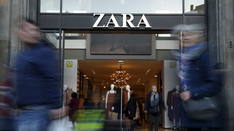 Varias personas pasan por una tienda de Zara en el centro de Barcelona. REUTERS/Albert Gea Varias personas pasan por una tienda de Zara en el centro de Barcelona. REUTERS/Albert Gea