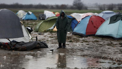 Un hombre permanece junto a tiendas de campaña cerca de Idomeni (Grecia). - EFE