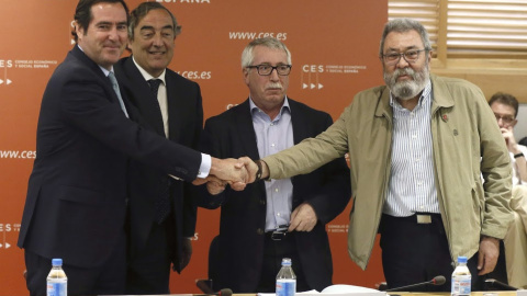 Los secretarios generales de CCOO y UGT, Ignacio Fernández Toxo (2-d) y Cándido Méndez (d), y los presidentes de CEOE y Cepyme, Juan Rosell (2-i) y Antonio Garamendi, han firmadi el III Acuerdo para el Empleo y la Negociación Colectiva (AEN Los secretarios generales de CCOO y UGT, Ignacio Fernández Toxo (2-d) y Cándido Méndez (d), y los presidentes de CEOE y Cepyme, Juan Rosell (2-i) y Antonio Garamendi, han firmadi el III Acuerdo para el Empleo y la Negociación Colectiva (AEN