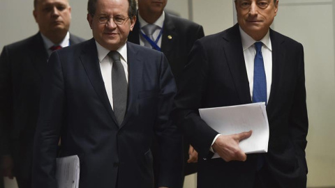 El presidente del Banco Central Europeo (BCE), Mario Draghi (dcha), y el vicepresidente, Vitor Constancio. EFE/Arne Dedert El presidente del Banco Central Europeo (BCE), Mario Draghi (dcha), y el vicepresidente, Vitor Constancio. EFE/Arne Dedert