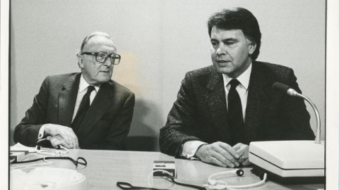 Felipe González, presidente del Gobierno, junto al secretario general de la OTAN, Lord Carrington, en 1986. Para entonces el socialista ya había cambiado radicalmente su posicionamiento respecto a la Alianza. EFE