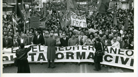 La Plataforma Cívica se manifiesta contra la entrada en OTAN bajo el lema "Por la Paz en el Mediterráneo - Por la neutralidad de España - Bases fuera", en 1986. EFE